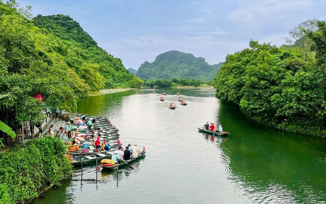 Ninh Binh Tour - Trang An, Hoa Lu/Bai Dinh Pagoda & Mua Caves