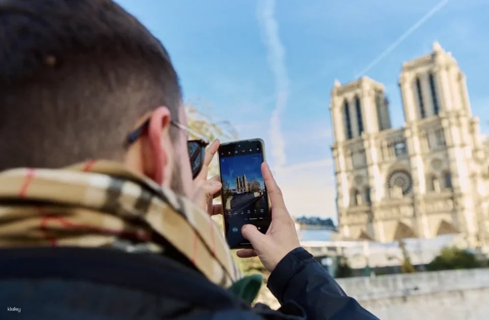 Notre-Dame: Audioguide in the cathedral and district walking tour with optional crypt entry