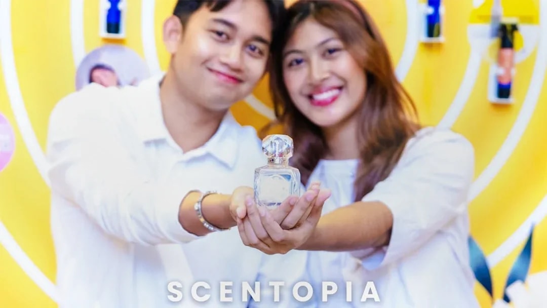 Couple holding perfume bottle at Scentopia Sentosa Singapore.