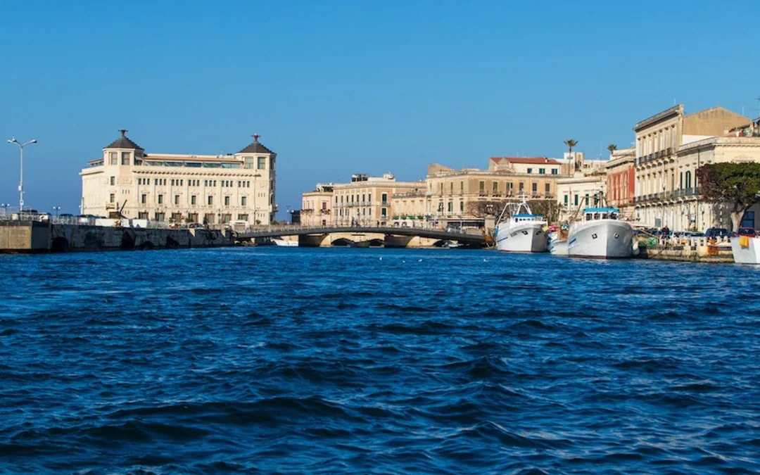 Ortigia: Sunset tour with aperitif on board Image 3