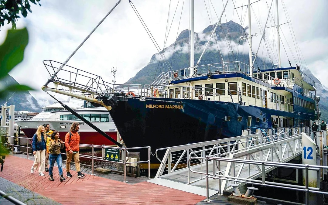 Overnight Milford Sound Cruise with Dinner & Activities Image 6