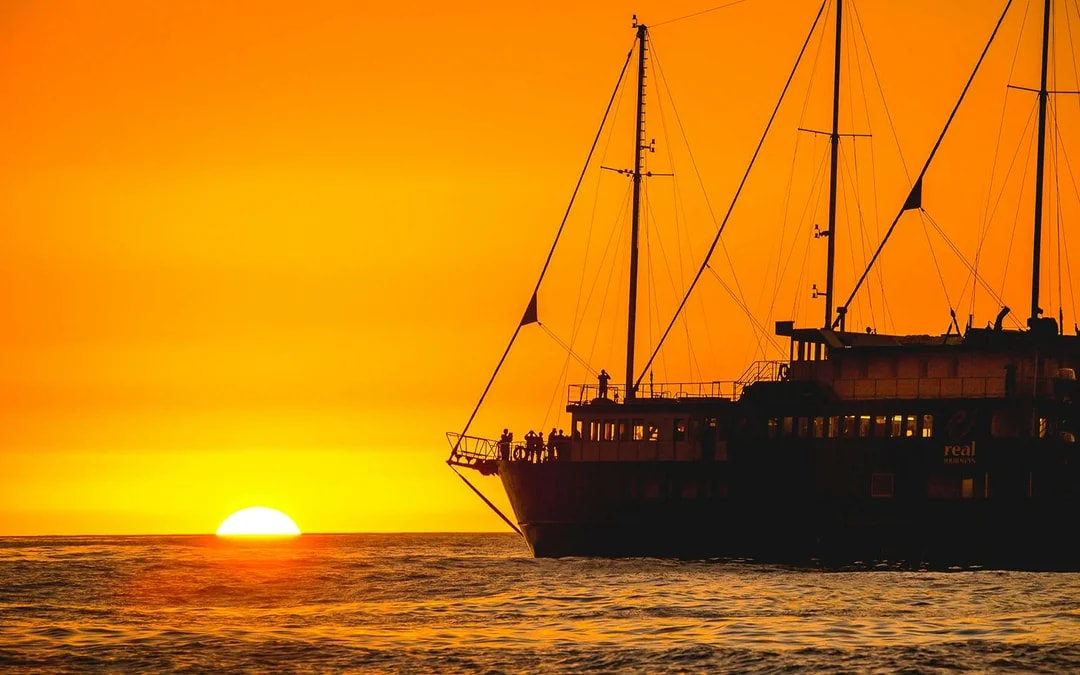Overnight Milford Sound Cruise with Dinner & Activities Image 1