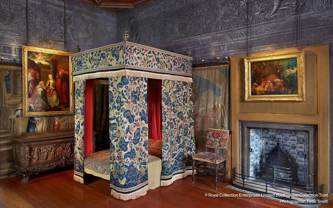 Palace of Holyroodhouse Entry Tickets & Private Guided Tour of Queen Elizabeth II Private Apartments Image 7