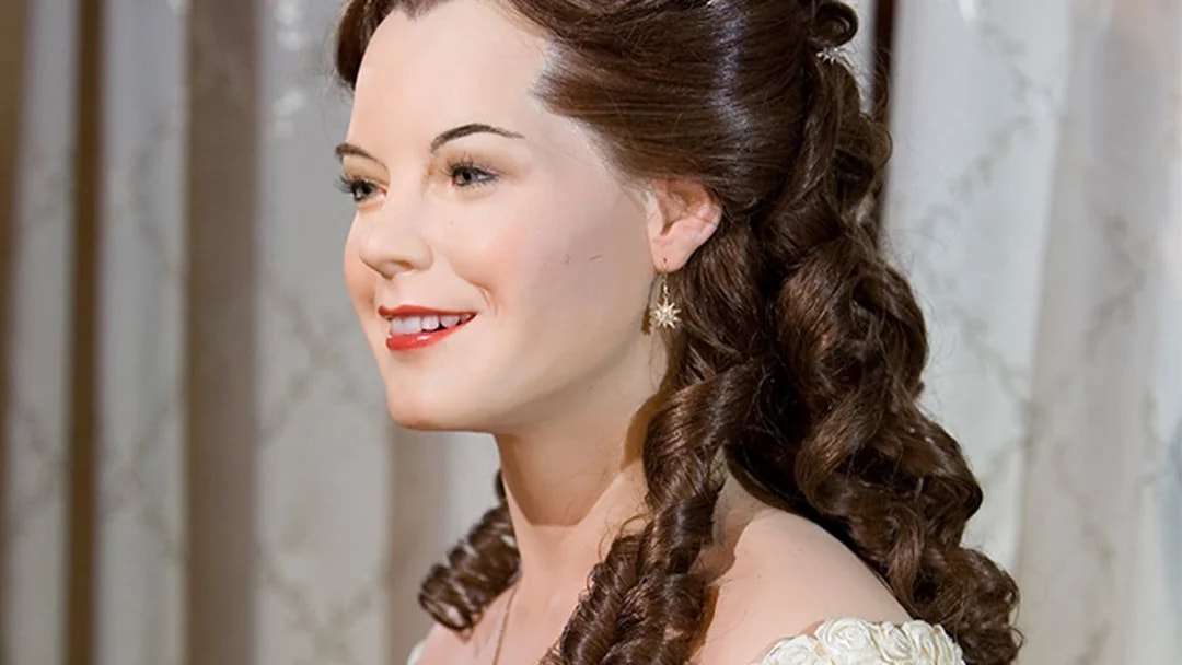 Wax figure of a woman with curled hair at Panoptikum - Das Wachsfigurenkabinett.