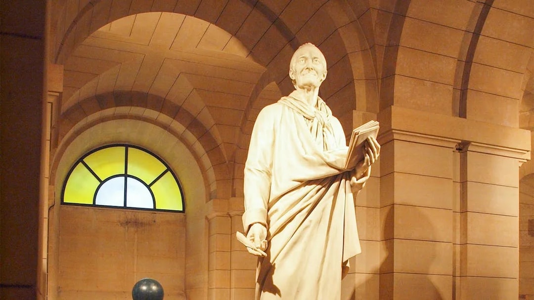 Voltaire statue in Paris Pantheon crypt.