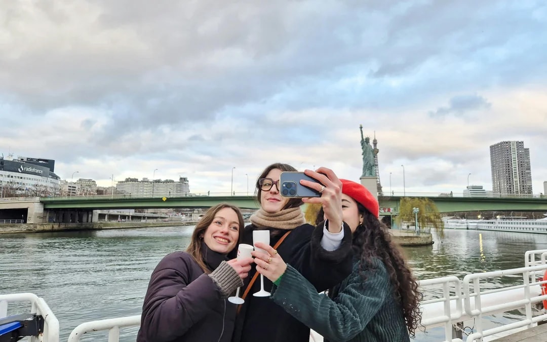Paris: Seine River Sightseeing Sunset Cruise with Champagne Image 6