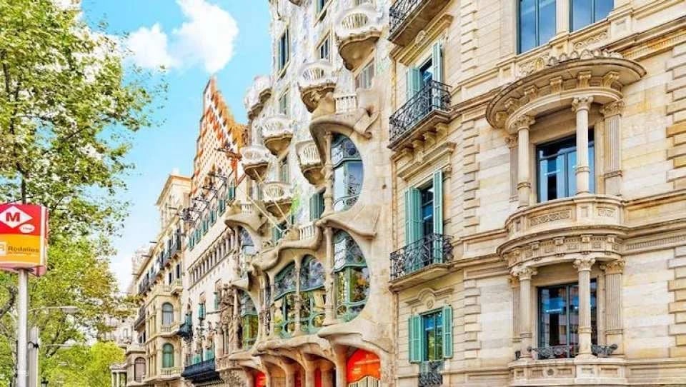 Park Güell and Casa Batlló pass with 48-hour public transport