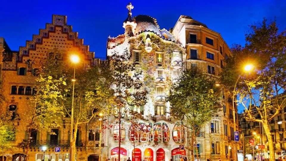Park Güell and Casa Batlló pass with 48-hour public transport