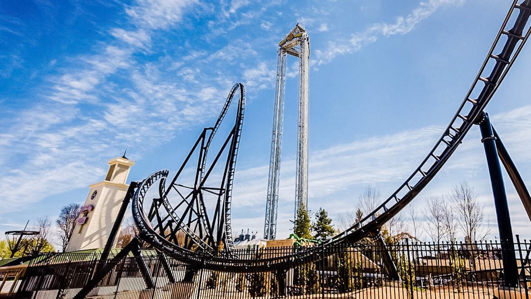 Roller coaster and tower ride at Parque Warner Madrid.
