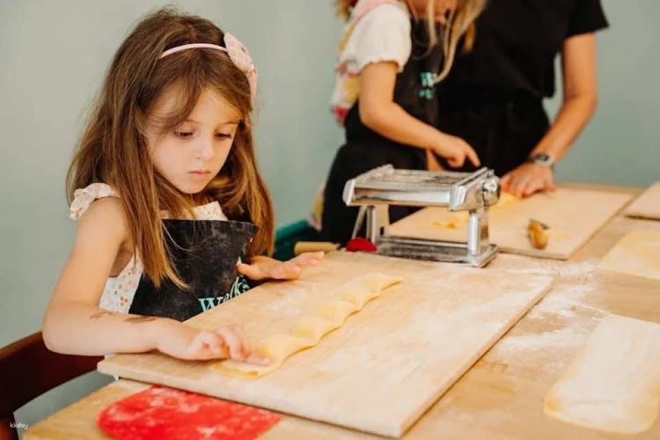 Pasta-making class, tasting and prosecco with local chef in Rome