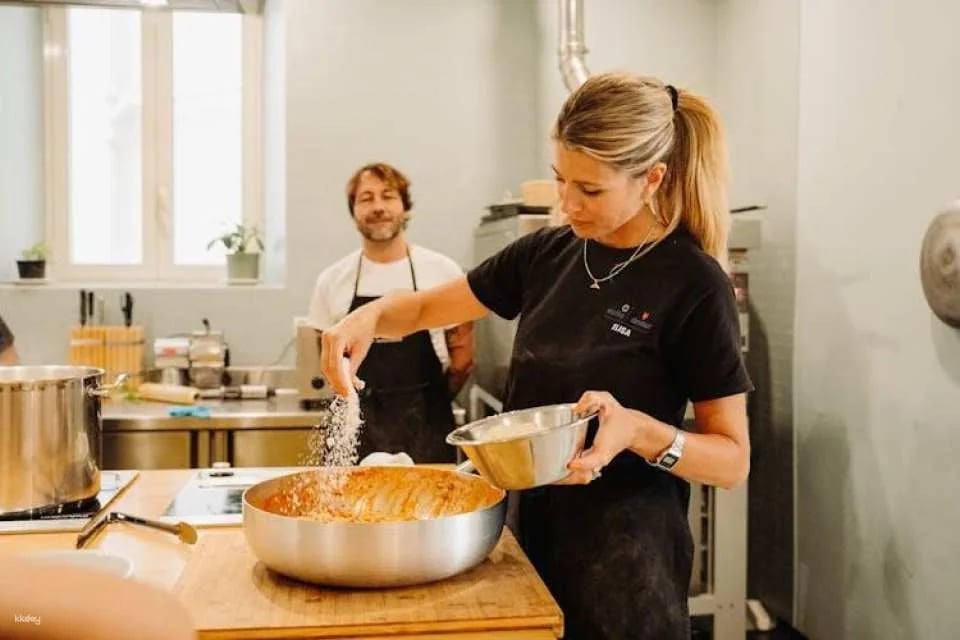 Pasta-making class, tasting and prosecco with local chef in Rome