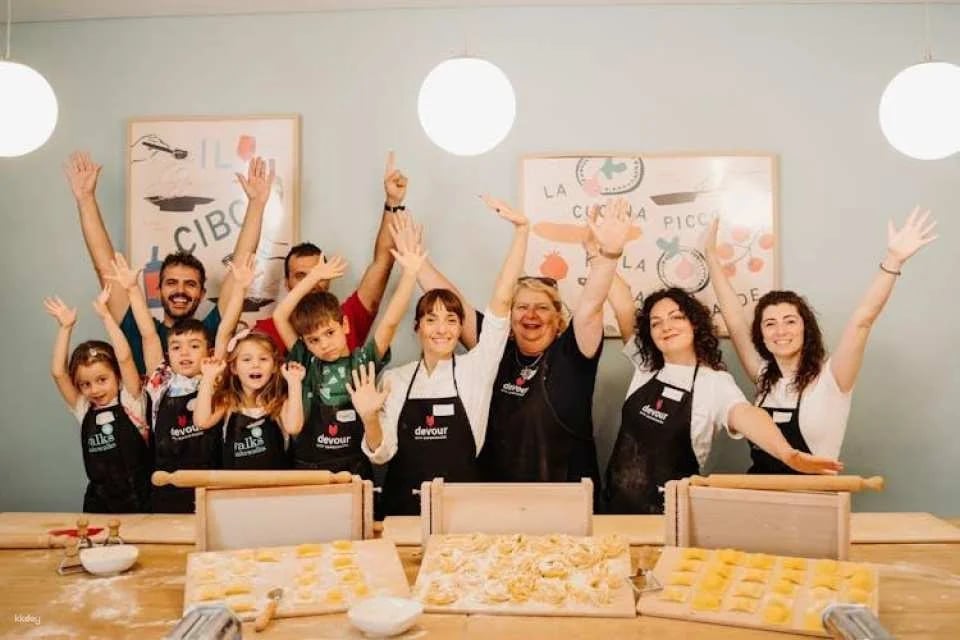 Pasta-making class, tasting and prosecco with local chef in Rome