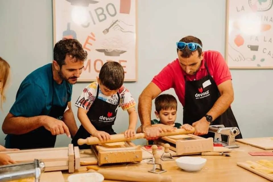 Pasta-making class, tasting and prosecco with local chef in Rome
