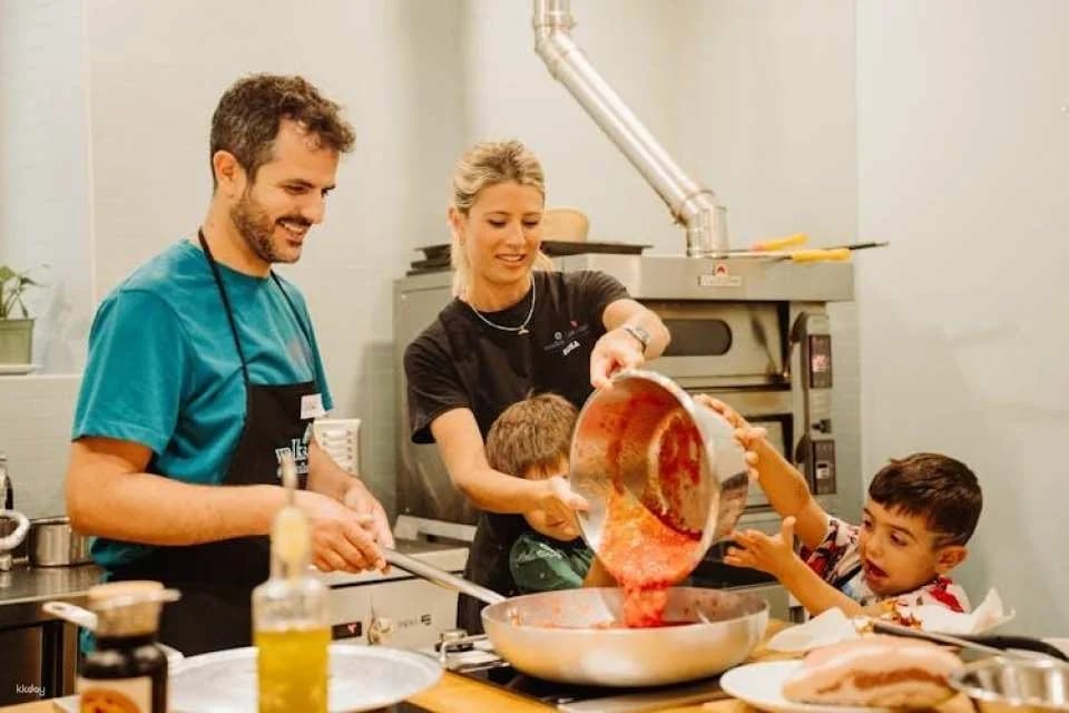 Pasta-making class, tasting and prosecco with local chef in Rome