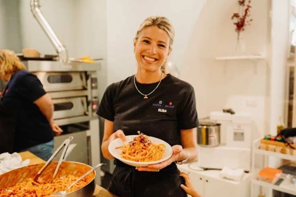 Pasta-making class, tasting and prosecco with local chef in Rome