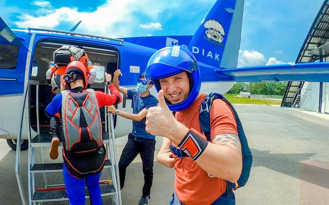 Ocean View Tandem Skydive in Pattaya: 13,000 ft Jump with Hotel Transfers Image 7