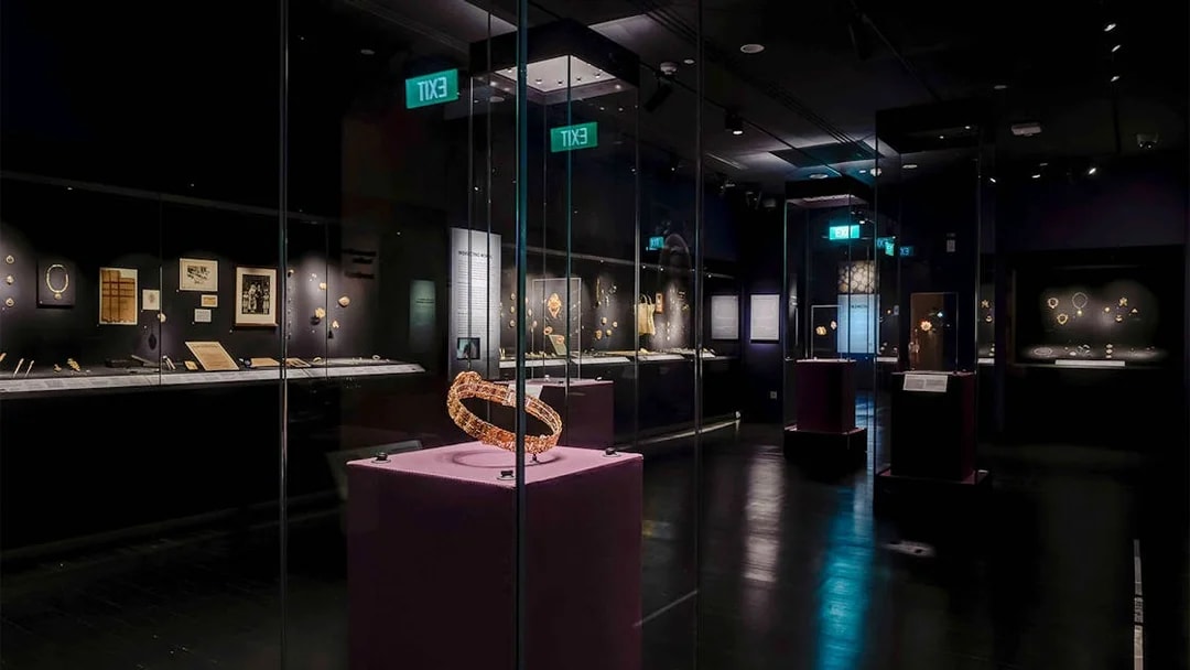 Peranakan Museum gallery showcasing traditional jewelry and artifacts.