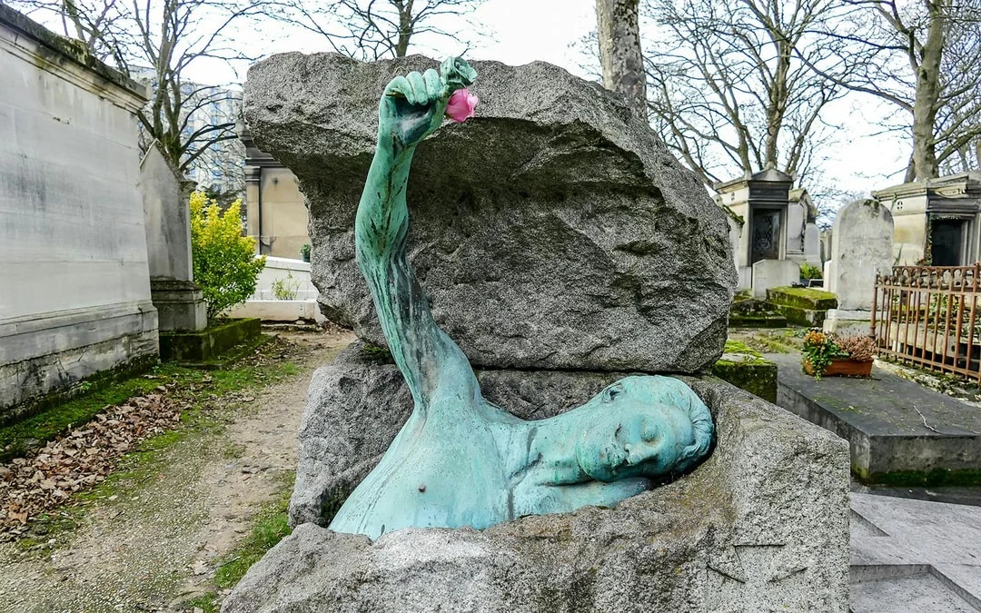 Père Lachaise Cemetery Famous Graves Private Guided Tour Image 1