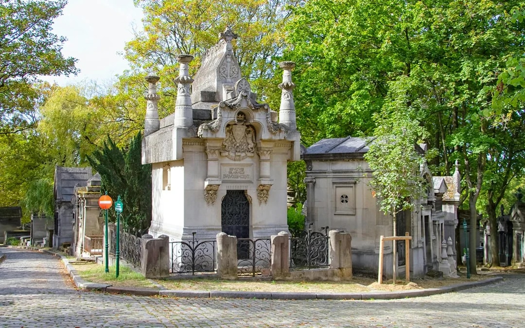 Père Lachaise Cemetery Famous Graves Private Guided Tour Image 4