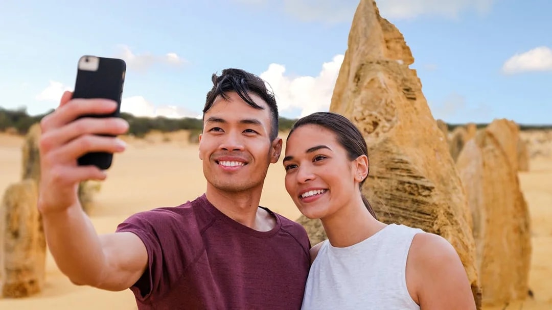 Couple taking a selfie at the Pinnacles Desert during a 1-day tour from Perth.