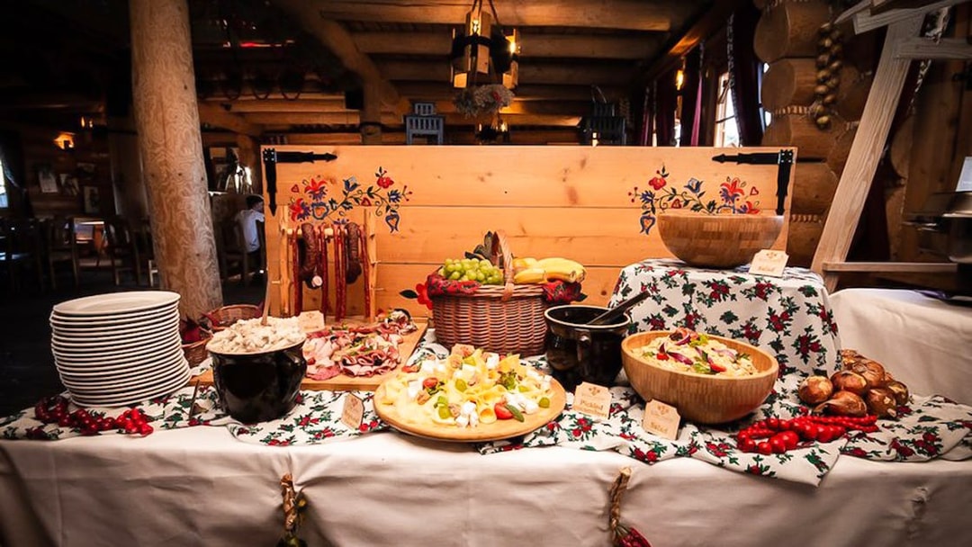Buffet table with traditional Polish dishes and sausages at a folk show dinner.