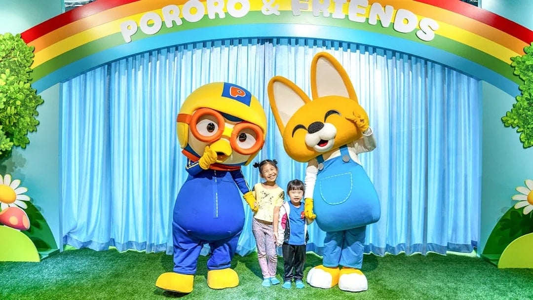 Children posing with Pororo and Eddy characters at Pororo Park Singapore.