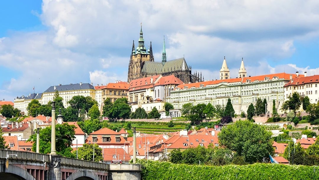 Prague Castle Guided Tour with One-Way Bus Transfer