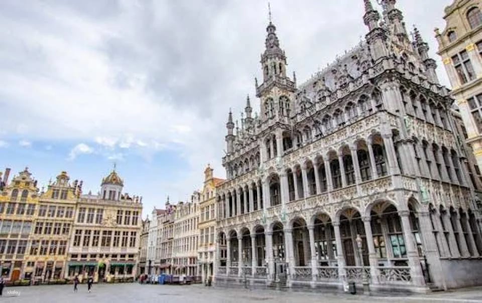 Private architecture walk through Brussels with a local expert