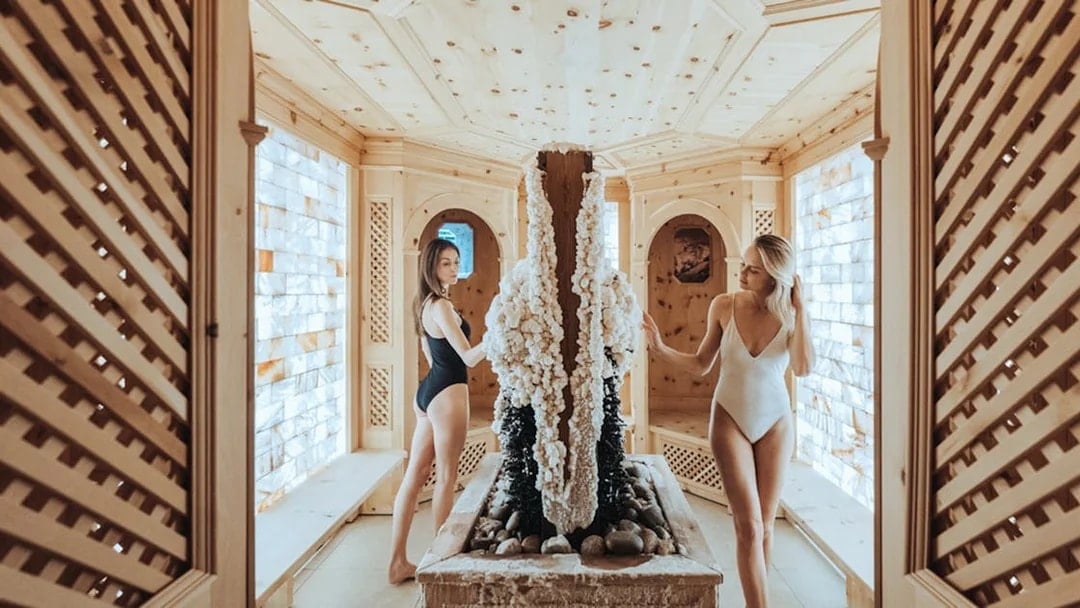 Women enjoying a spa room at QC Terme Pré Saint Didier.