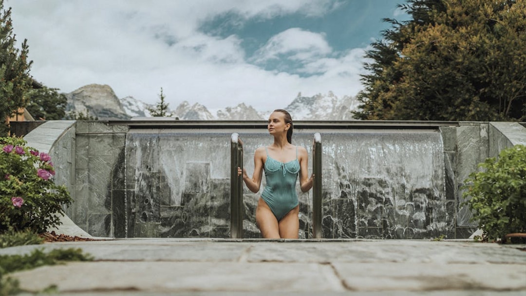 Visitor enjoying the pool at QC Terme Prè Saint Didier Resort & Spa with mountain view.