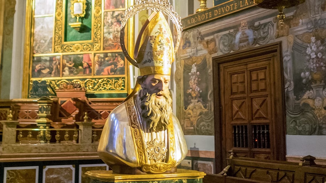 San Nicolas head sculpt inside San Nicolas Church, ornate background.