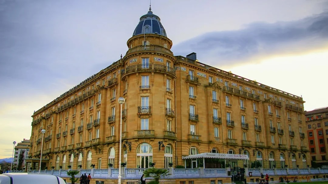 Historic building in San Sebastian on a guided walking tour with pintxo and drink.