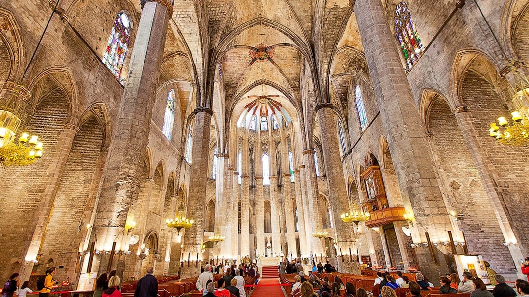 Interior of Santa Maria del Mar with visitors on a guided tour, Barcelona.
