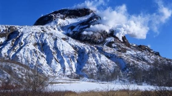 Departing from Sapporo, Hokkaido: Noboribetsu Jigokudani Valley + Lake Tōya + Shikotsu Lake Ice Festival/Outlet Mall Day Tours experience image 3