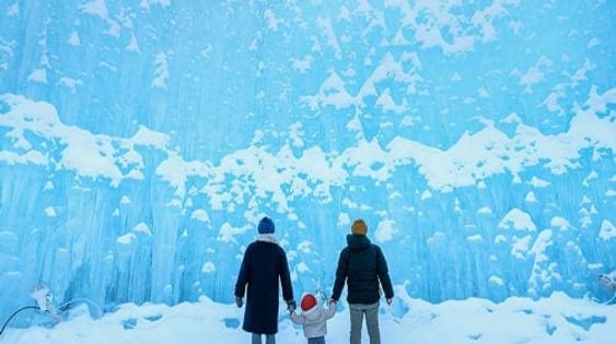 Departing from Sapporo, Hokkaido: Noboribetsu Jigokudani Valley + Lake Tōya + Shikotsu Lake Ice Festival/Outlet Mall Day Tours