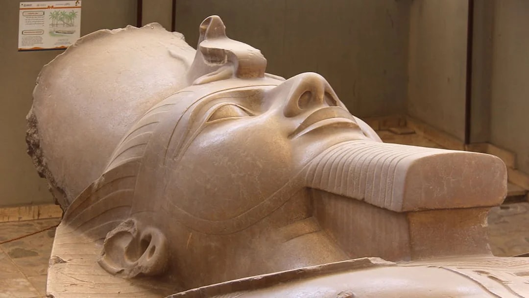Coloso de Memphis statue detail showing the face and headdress in Egypt.