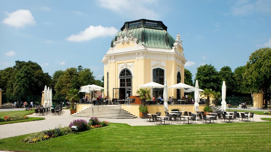 Kaiser Pavilion at Schönbrunn Zoo with outdoor seating and gardens.