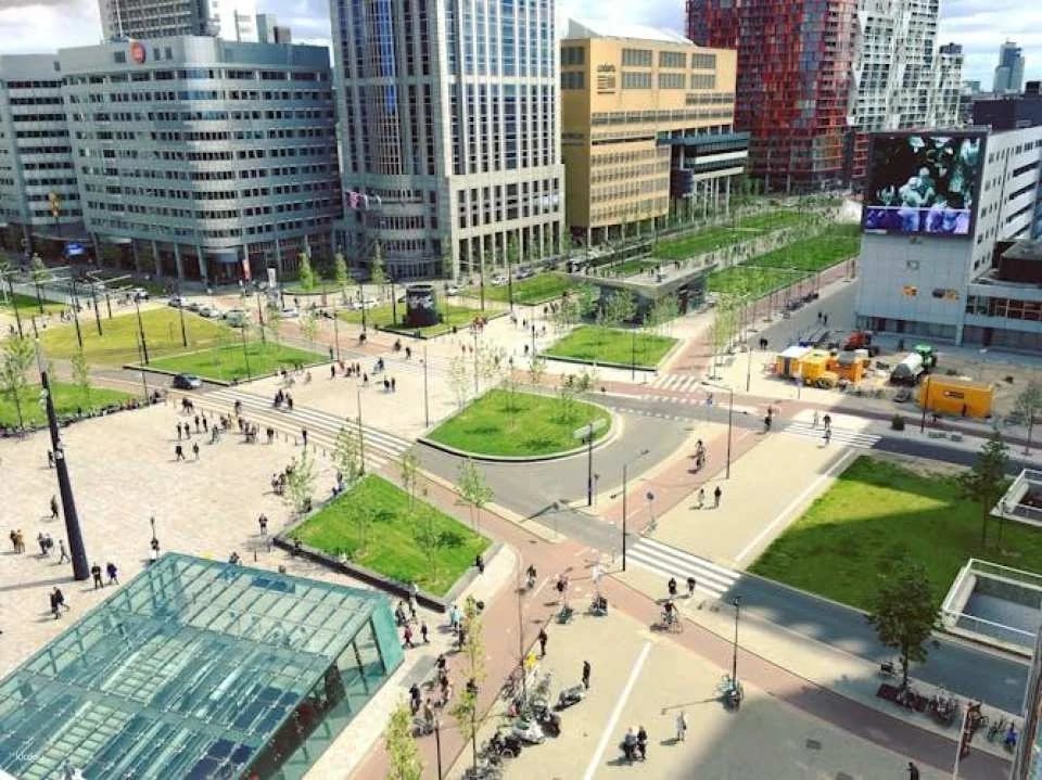 Self guided tour with interactive city game of Rotterdam