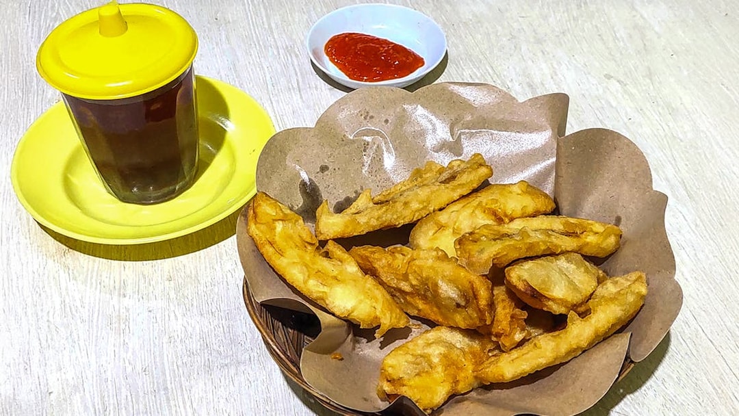 Balinese fried snacks with dipping sauce and tea at Nia Balinese Cooking Class.