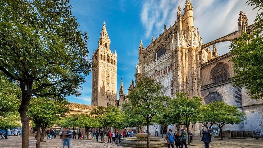 Giralda tower and Catedral de Sevilla viewed from Patio de los Naranjos, Sevilla, España.
