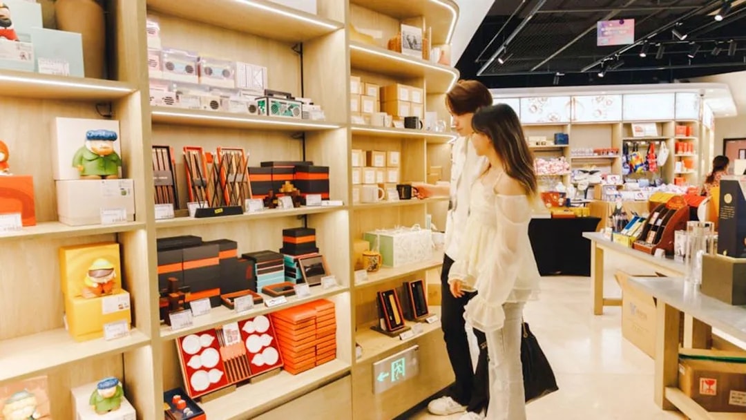 Couple shopping for souvenirs in Shanghai Tower gift shop.