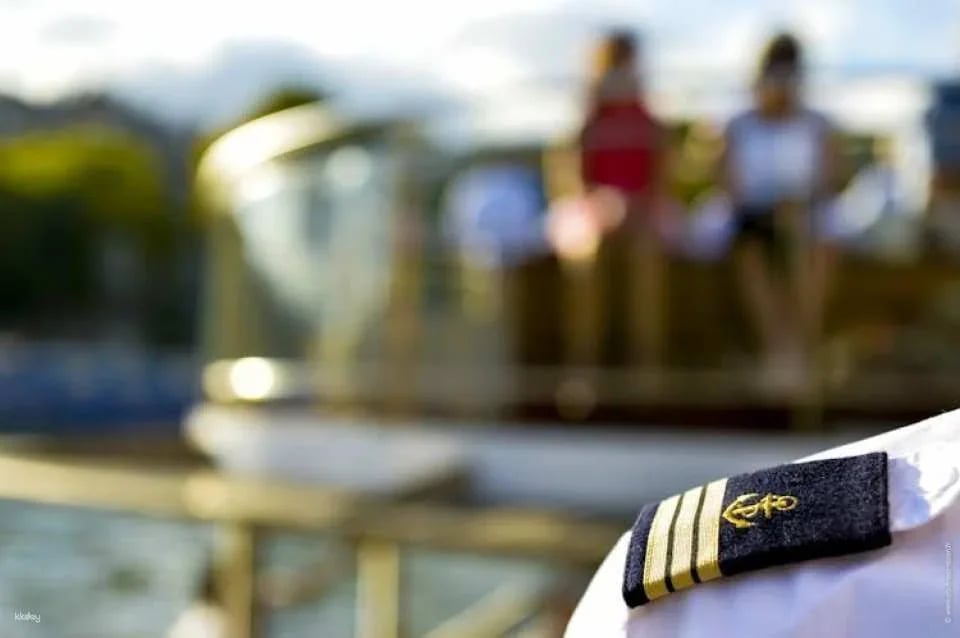 Sightseeing cruise tickets with live guide