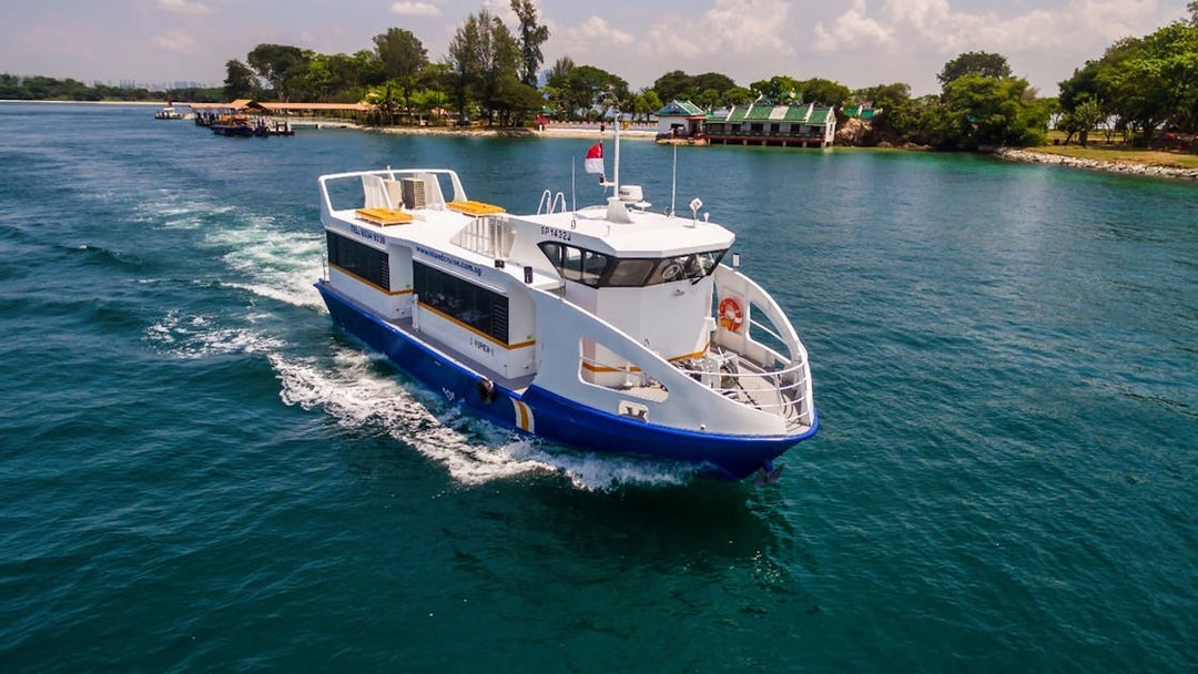 Ferry traveling from Singapore to Kusu Island and St John's Island.