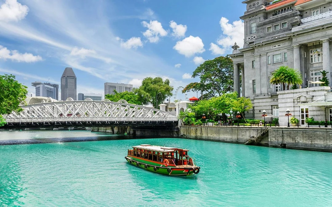Singapore River Cruise + Chilli Crab and Seafood Experience Image 2