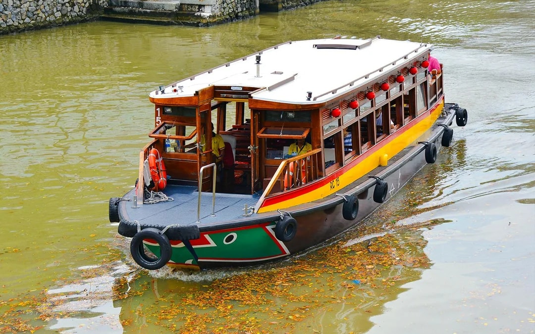 Singapore River Cruise + Chilli Crab and Seafood Experience Image 9