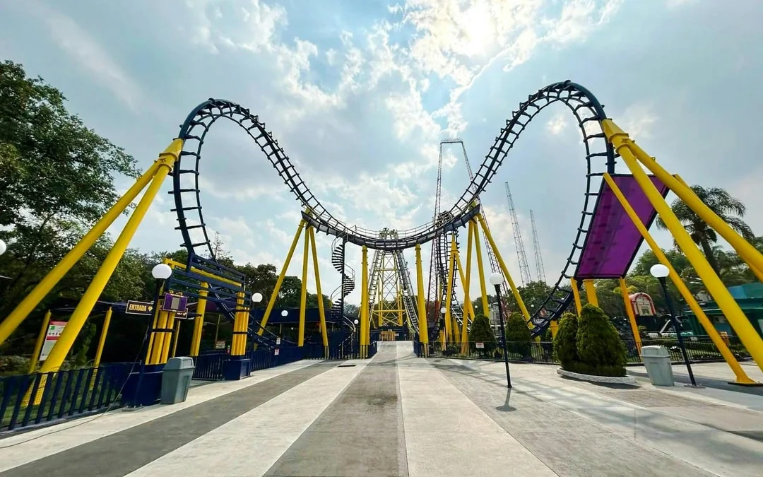 Six Flags Mexico One Day Ticket Image 9