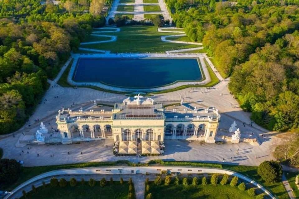 Skip-the-Line Entrance with Guide to Schonbrunn Palace and Gardens