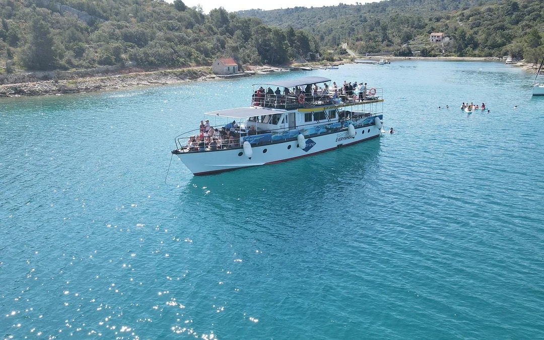 From Split: Blue Lagoon, Shipwreck & Solta Cruise with Lunch Image 2
