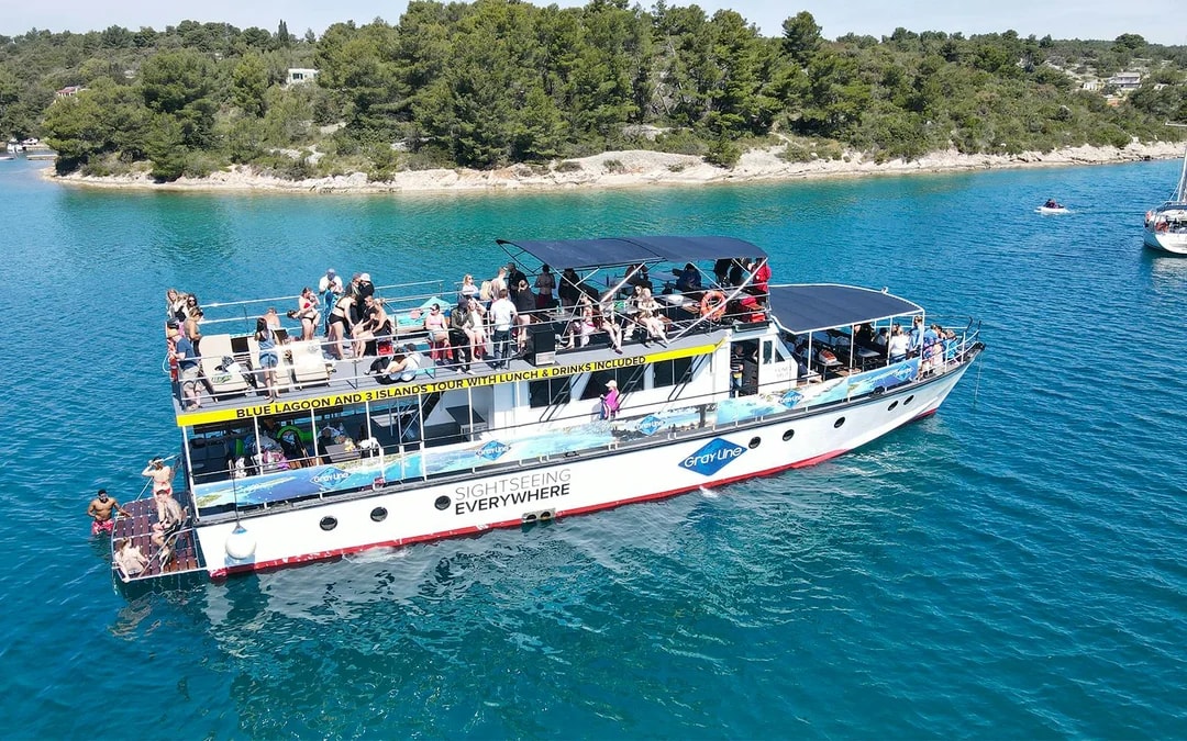 From Split: Blue Lagoon, Shipwreck & Solta Cruise with Lunch Image 4