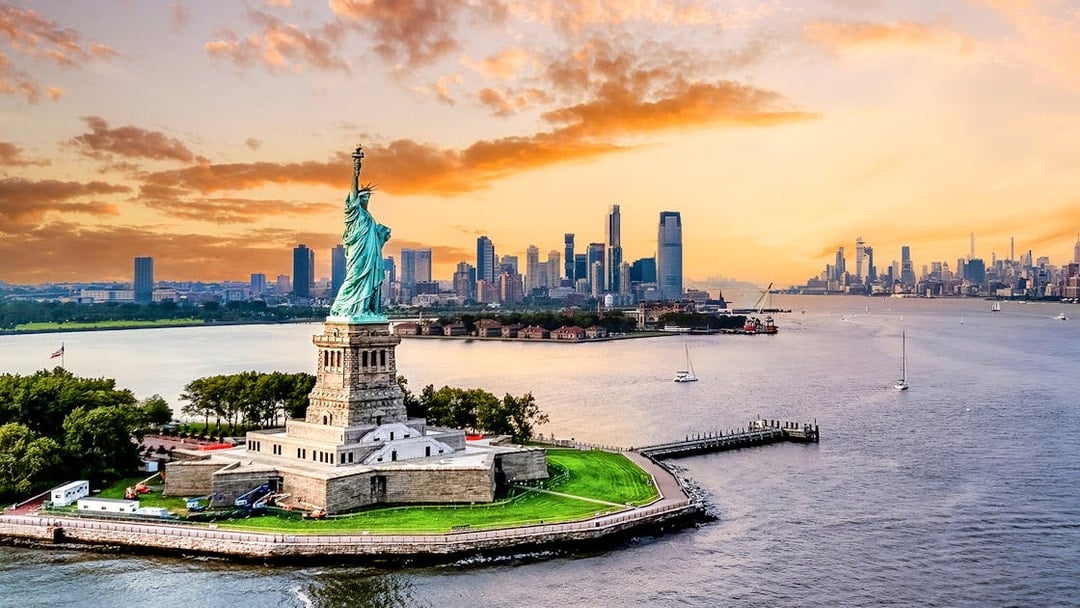 Statue of Liberty 2-Hour Sunset Cruise & Drink, New York